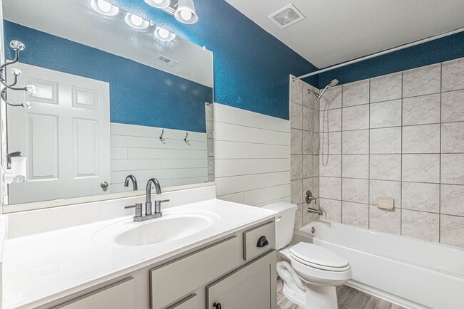 Building Photo - 165 Camelot Pl Ct
