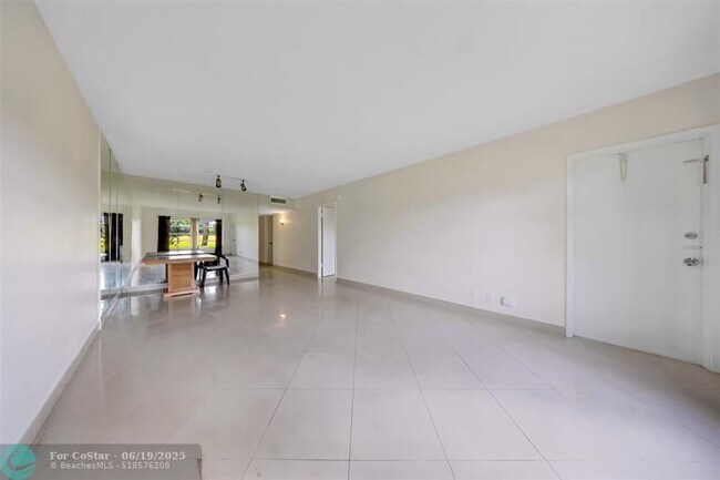 Building Photo - 2850 N Palm Aire Dr