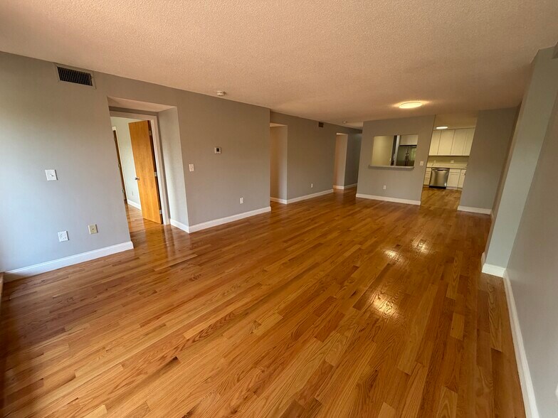 Building Photo - 1751 Beacon St