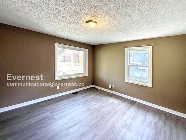 Building Photo - 109 22nd Ave W