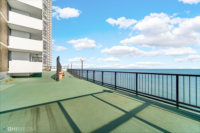 Building Photo - 6033 N Sheridan Rd