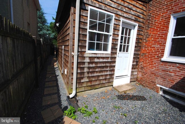 Building Photo - 217 Wood St