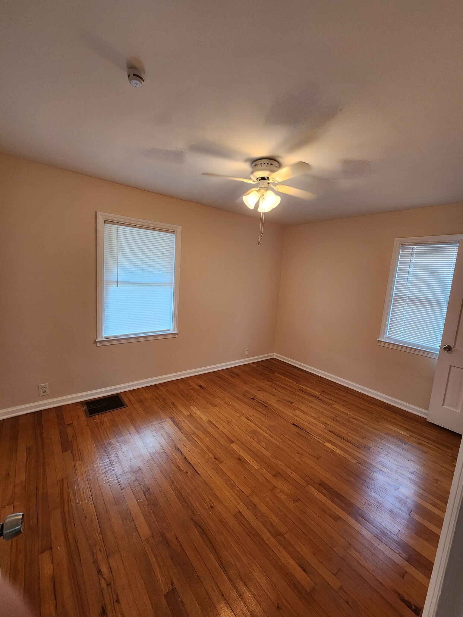 Building Photo - 301 Hastings St