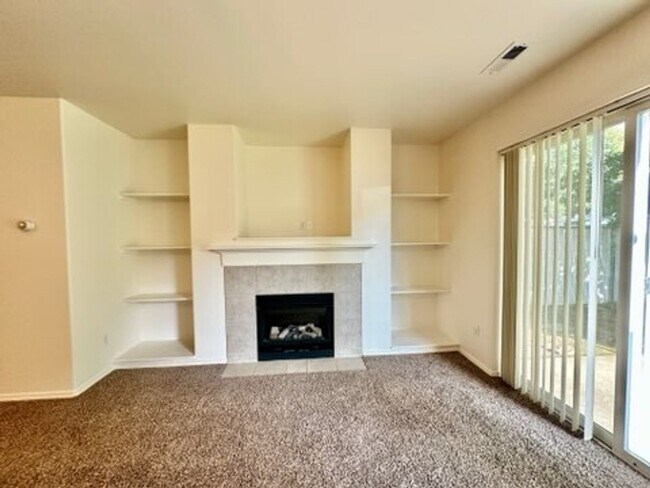 Building Photo - 382-388 E Leadora Ln