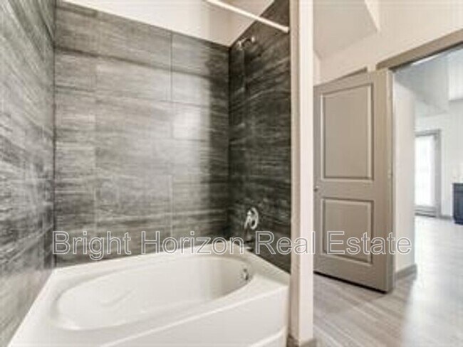 Building Photo - 10612 Tube Dr