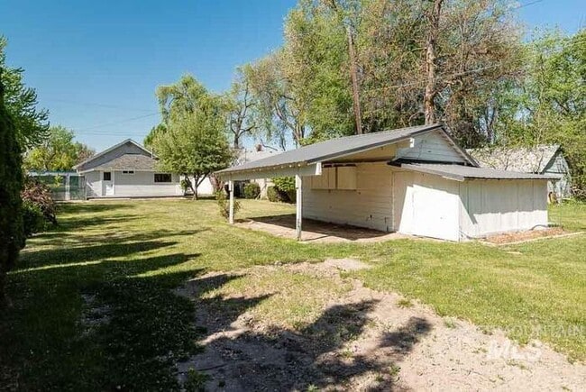 Building Photo - Charming 2 Bed, 1 Bath Single-Family Home with Large Backyard & RV Hookups!