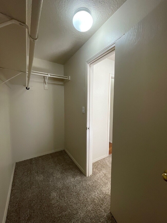 Building Photo - Two story 3 bedroom!
