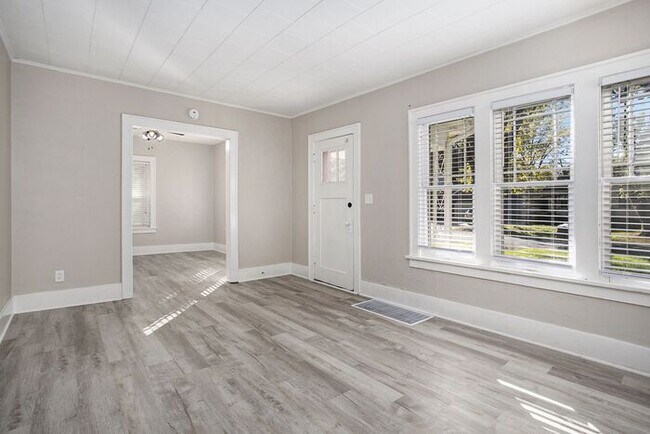 Building Photo - $1450- 2 Bedroom home, Renovated - Ask abo...