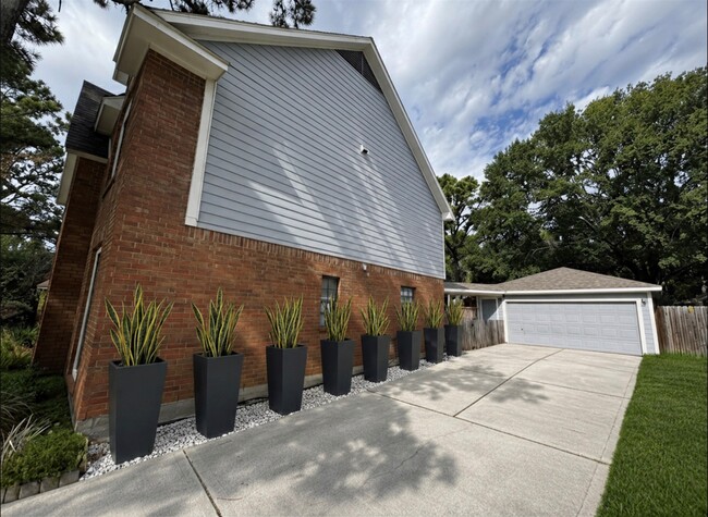 Building Photo - 16906 Scenic Lakes Way