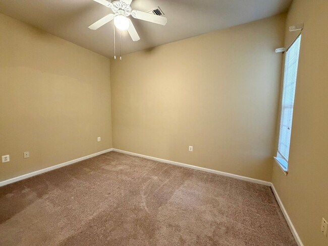 Building Photo - 810 Beverley Dr