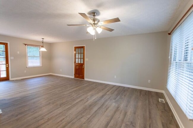 Building Photo - 321 Oak Meadows Dr