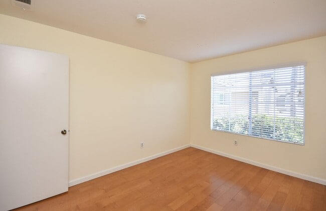 Building Photo - Beautiful 4 Br 2.5 bath Townhome in Calavera Hills!