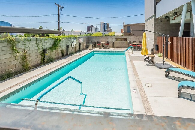 Building Photo - Live the Downtown Life! 2 Bedrooms!