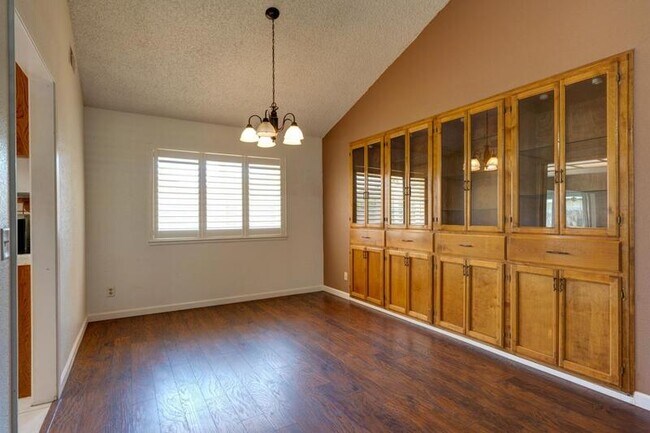 Building Photo - 2768 Saratoga Ave