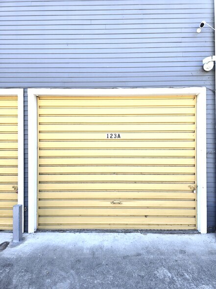 Building Photo - 123 E Bennett Ave