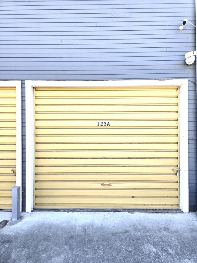 Building Photo - 123 E Bennett Ave