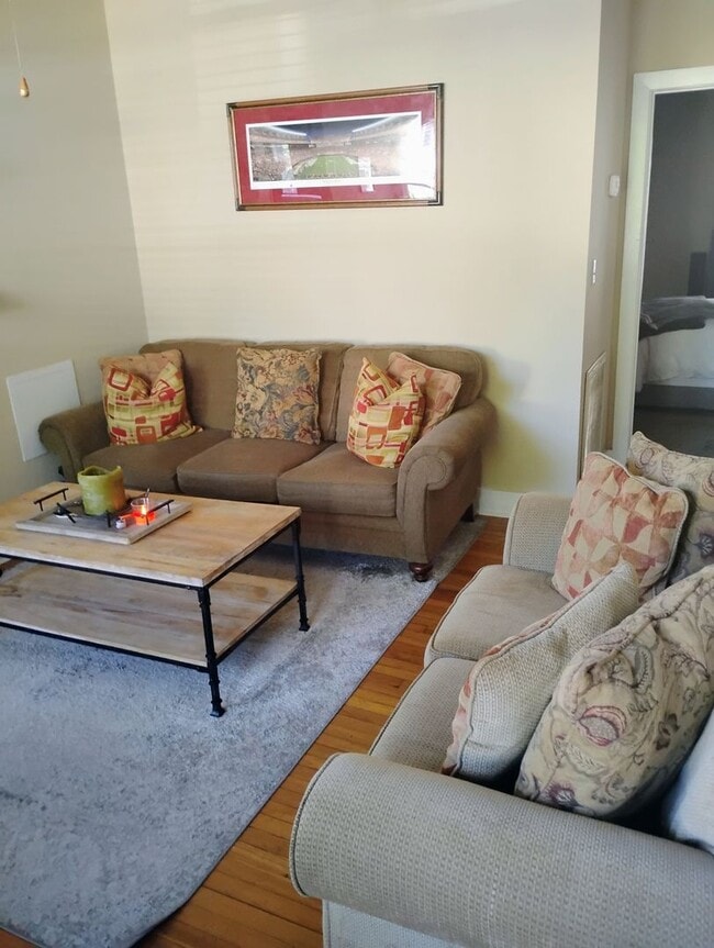 Building Photo - 425 Caplewood Dr