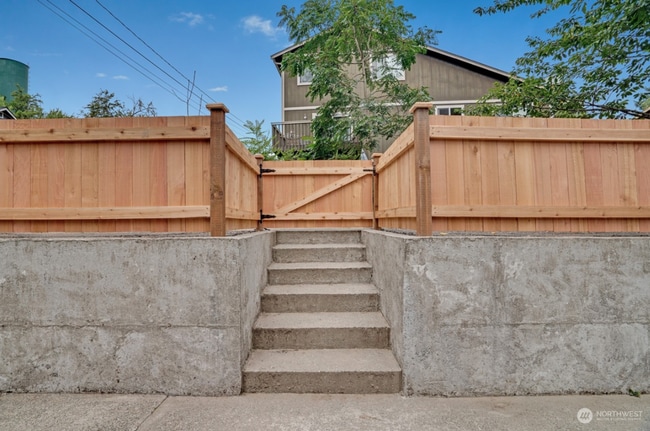 Building Photo - Private Property 2 BD, 2 BATH House!