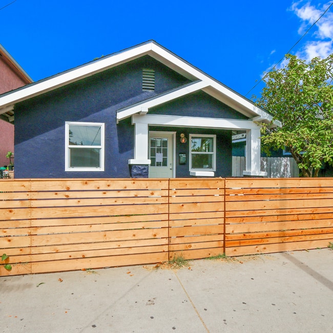 Primary Photo - 2 Bed / 2 Bath House in Lincoln Heights is...