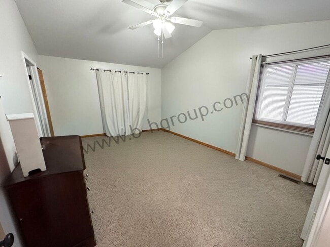 Building Photo - Rare Find!