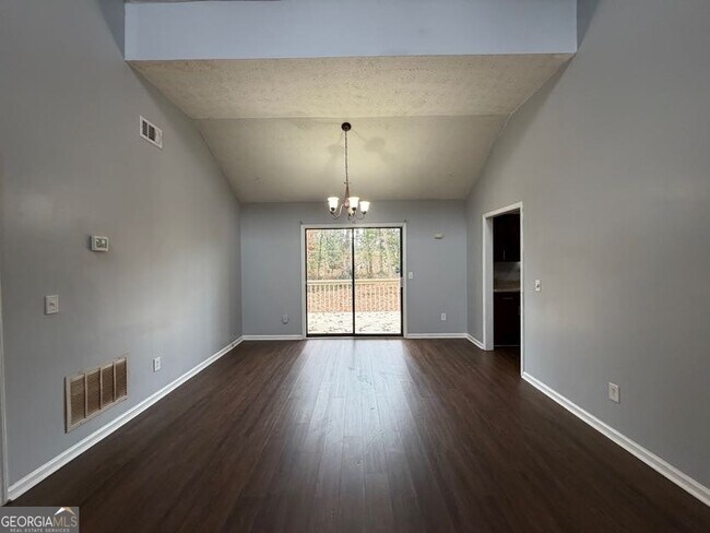 Building Photo - 804 Emerald Forest Cir SW