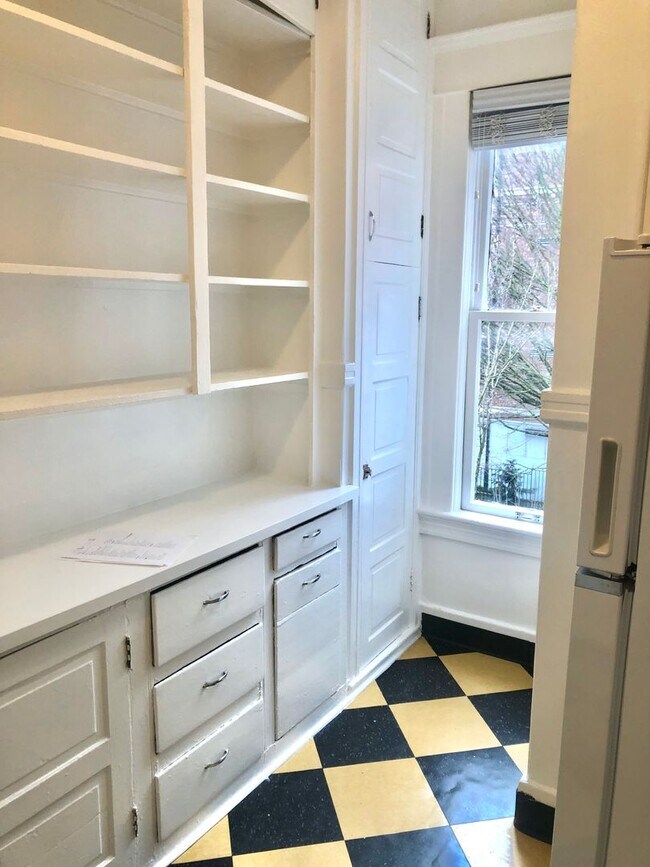 Building Photo - Another Move in Special in time for Spring! - NE Views out Bay Windows on the TOP FLOOR!