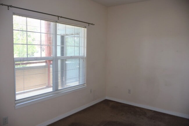 Building Photo - Cozy Two Bedroom Condo