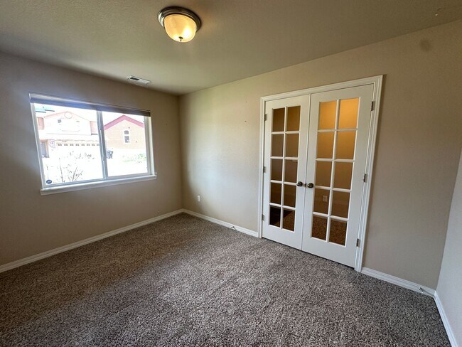 Building Photo - Stunning 4 Bed Home with Hot Tub in Founta...