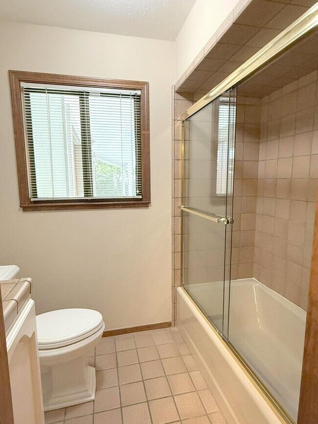 Building Photo - NEW PRICE ! Sprawling ranch home located i...
