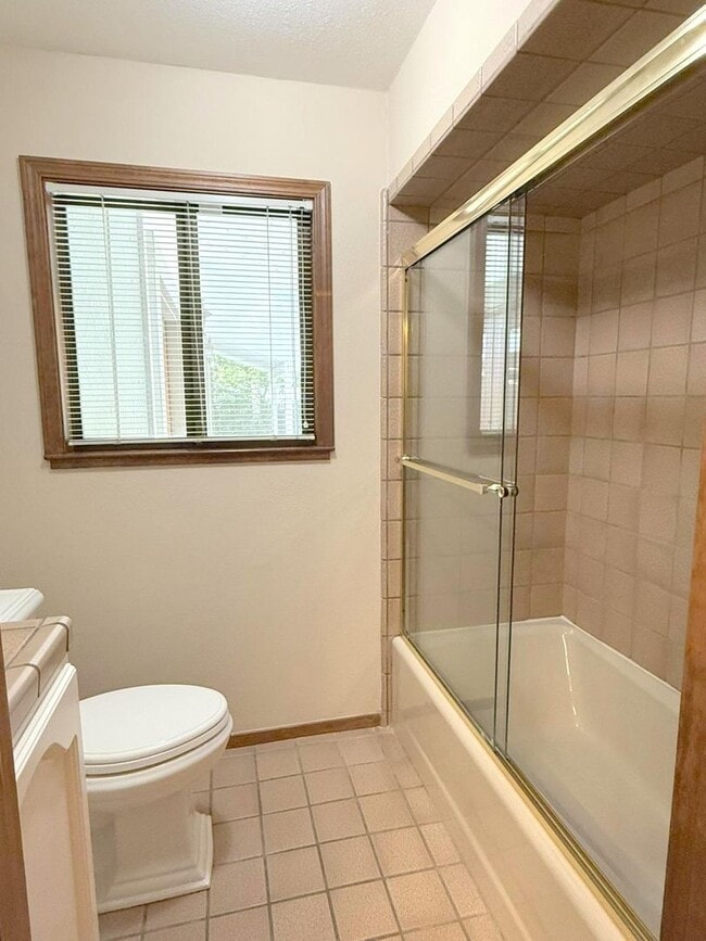 Building Photo - Sprawling ranch home located in highly des...
