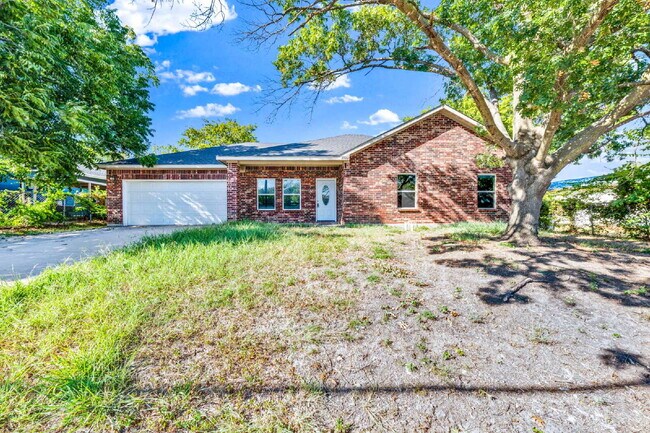 Building Photo - "Charming 3-Bed, 2-Bath Greenville Home with Elegant Granite Countertops!"