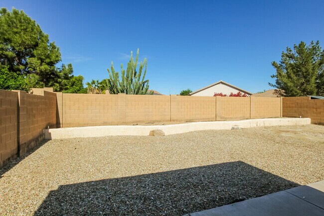 Building Photo - 15316 W Laurel Ln