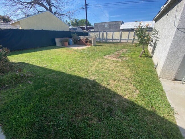 Building Photo - 3 bedroom, 1 bath Norwalk Home