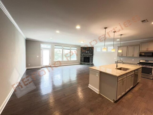 Building Photo - 713 Newlyn Dr