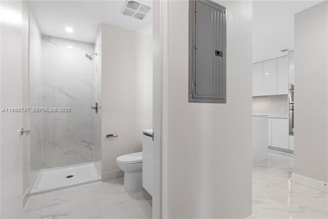 Building Photo - 700 NE 24th St