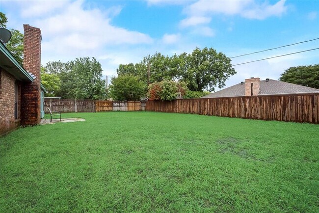 Building Photo - 617 Main St