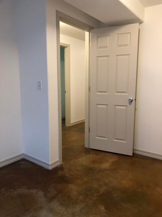 Building Photo - Nice Four Bedroom, Three bath home with Main Level Primary Bedroom, Newly Renovated