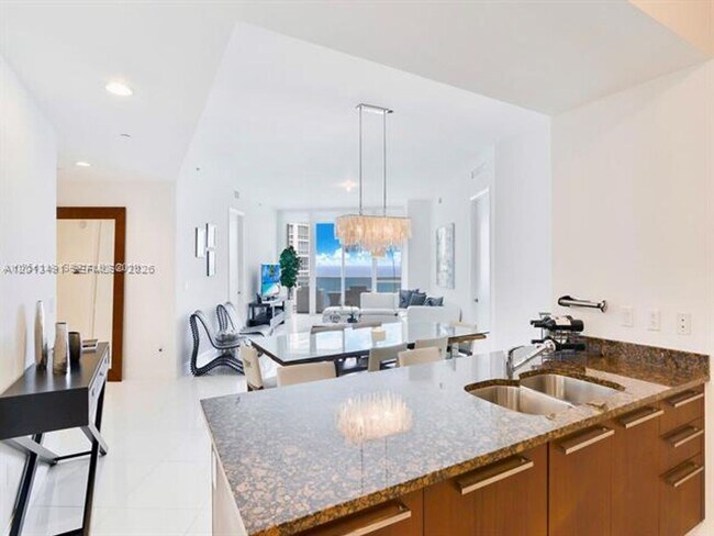 Building Photo - 15811 Collins Ave