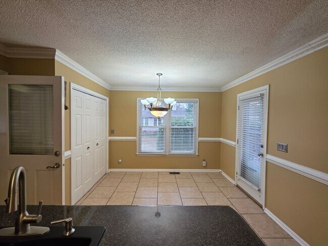 Building Photo - Gorgeous Home in Great Neighborhood