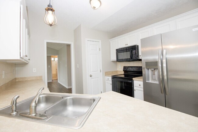 Building Photo - Charming 3 Bed, 2 Bath Rental Home in Raeford, NC - Don't Miss Out!