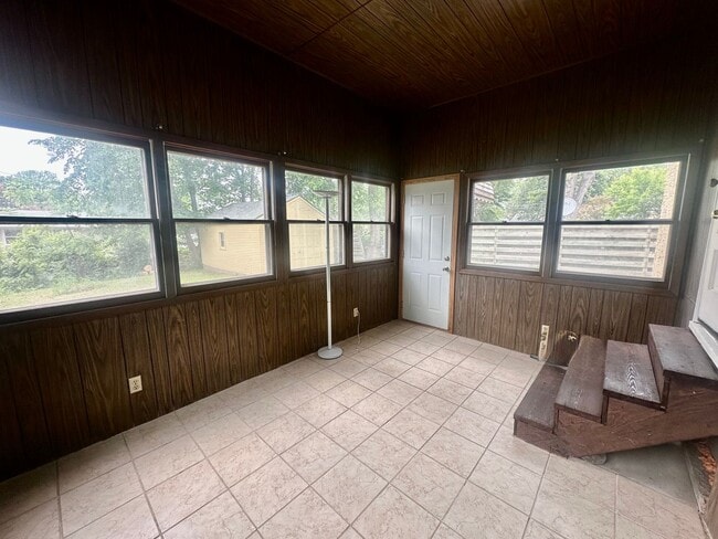Building Photo - Charming 3 Bedroom Single Family Home Avai...