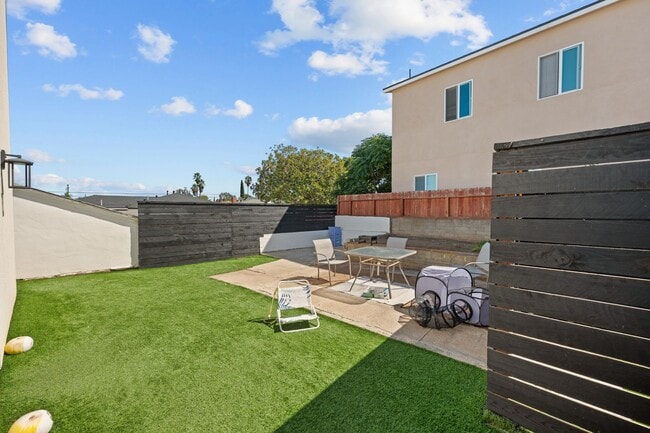 Building Photo - Spacious turfed yard!