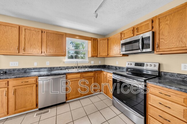 Building Photo - 211 Fall Creek Dr