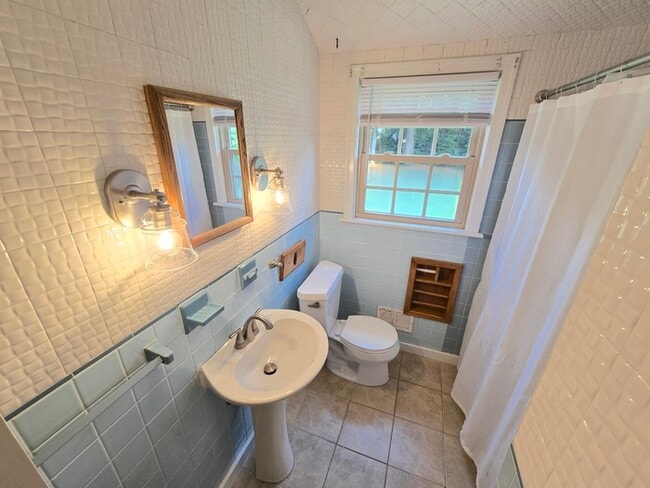 Building Photo - Charming 4-Bedroom Brick Ranch in Virginia...