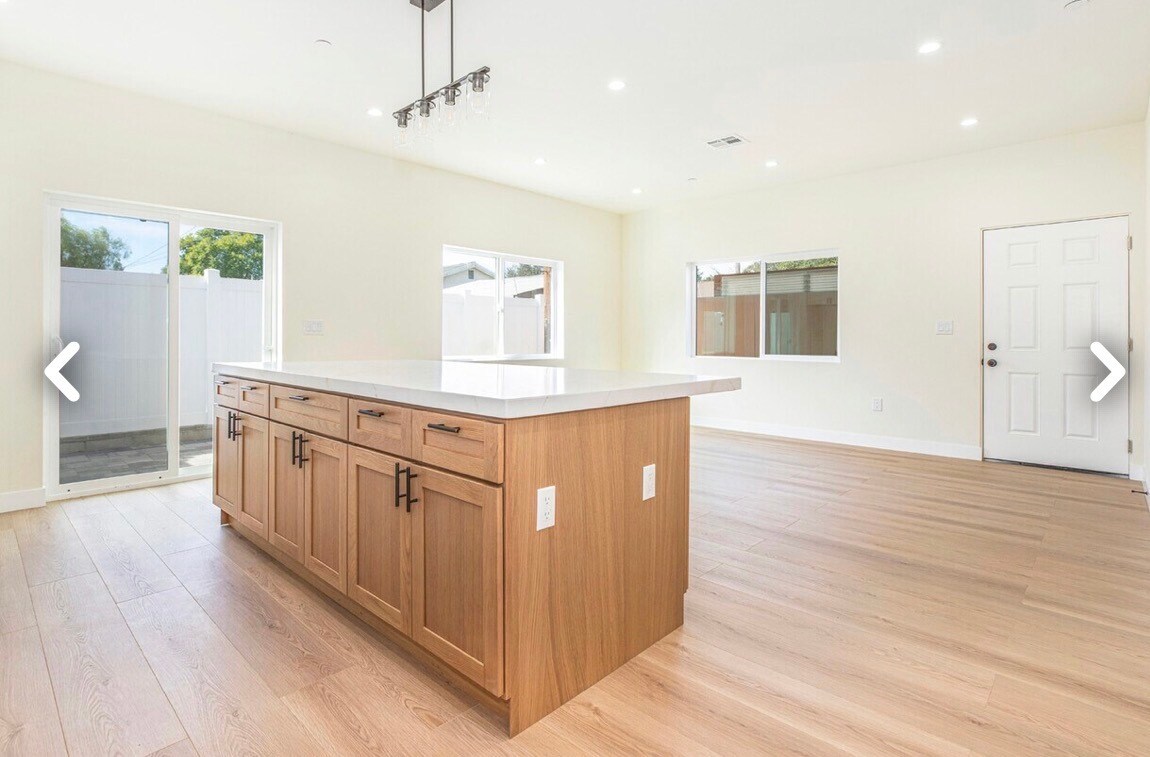 Building Photo - 2033 N Frederic St