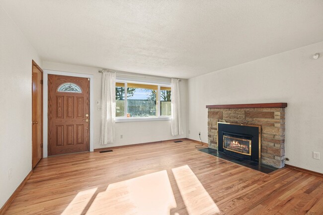 Building Photo - Charming 3-Bed Lakewood Home | Fully Updat...