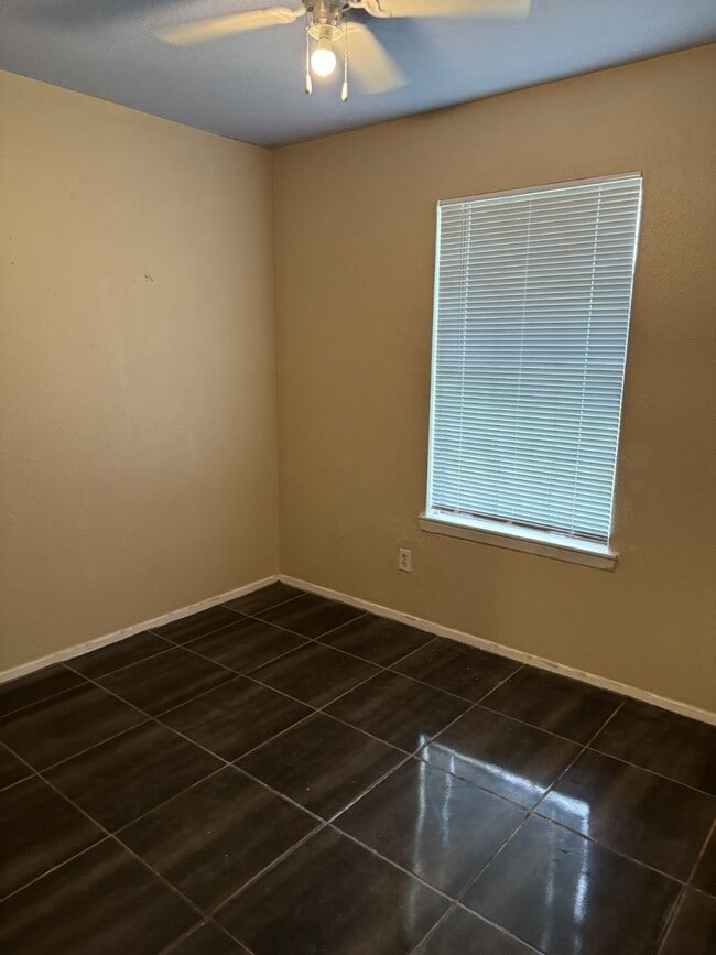 Building Photo - 16607 David Glen Dr