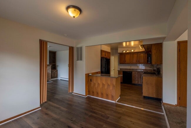 Building Photo - Cozy 4 Bedroom/2 Bathroom Detached Home in...