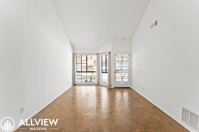 Building Photo - Updated 2 Bed, 1.5 Bath Condo in Gated Crosspointe Village