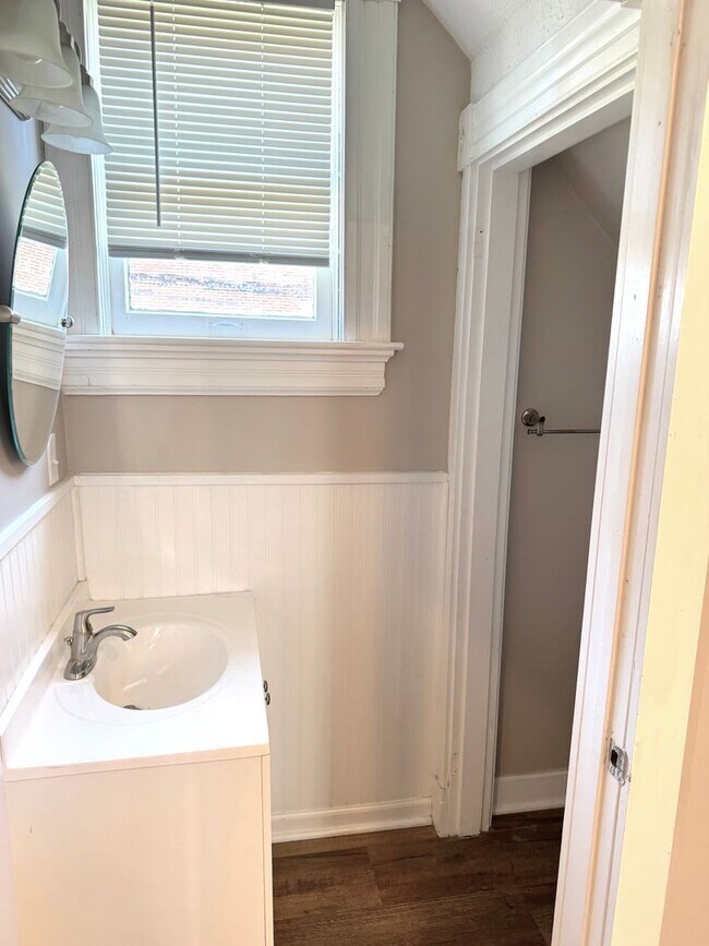 Building Photo - 3 Bedroom Home in Downtown Hamilton